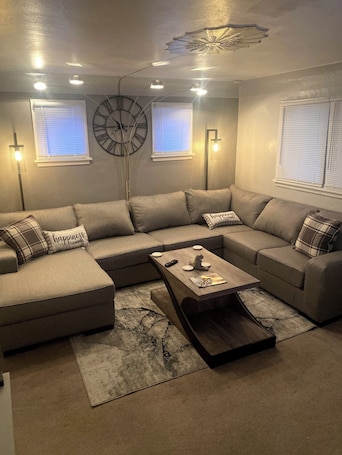 Smart TV, fireplace, DVD player, stereo. Smoke Free!!The Rock House Bnb, StL. Centrally Located + Park. 8 person Max!