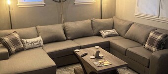 Smoke Free!!The Rock House Bnb, StL. Centrally Located + Park. 8 person Max!