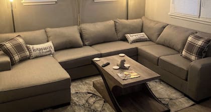 Smoke Free!!The Rock House Bnb, StL. Centrally Located + Park. 8 person Max!