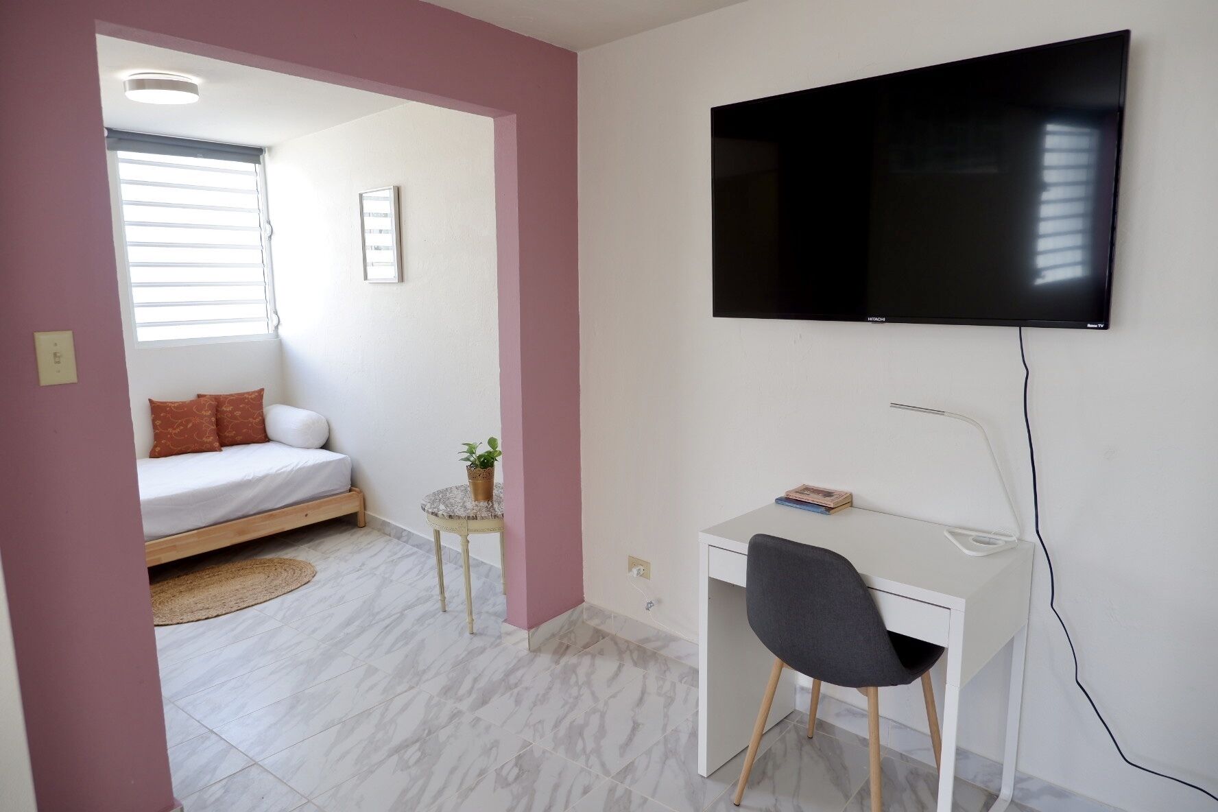 Deluxe-studiosuite (Topaz) | Opholdsområde | 65-tommers smart-tv med digitale kanaler, tv