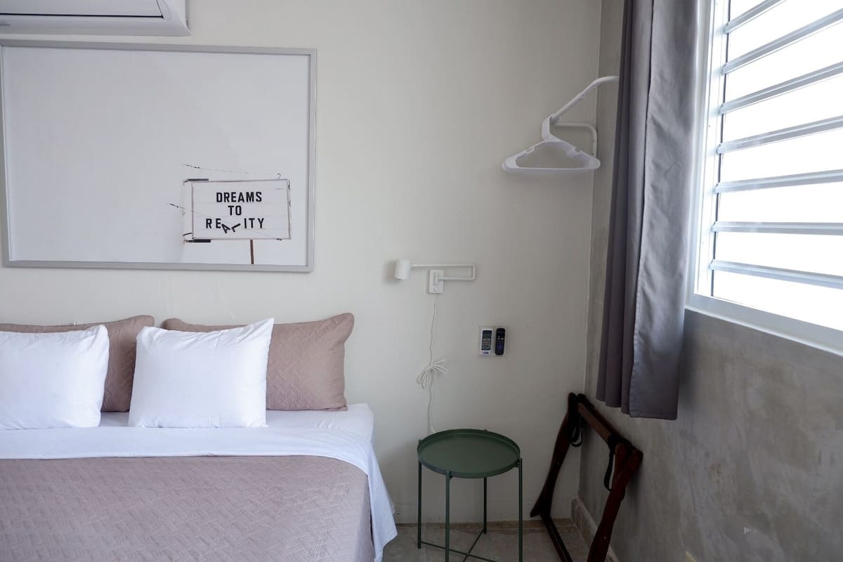 Basic Room (Opal) | Dihias secara berasingan, dilengkapkan perabot secara berasingan, meja