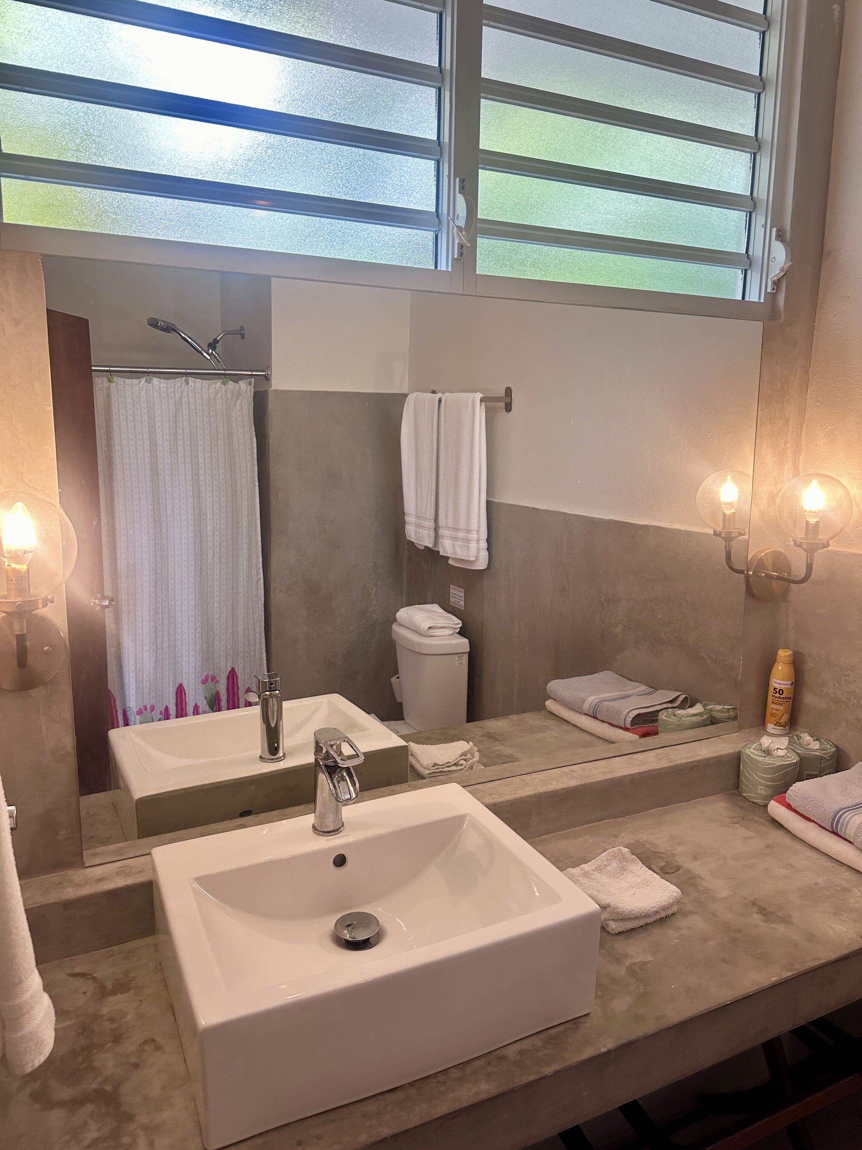 Design-studio (Ruby) | Kylpyhuone | Suihku, ilmaiset hygieniatuotteet, hiustenkuivaaja, pyyhkeet