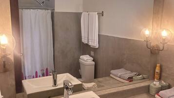 Design Studio (Ruby) | Bathroom | Shower, free toiletries, hair dryer, towels