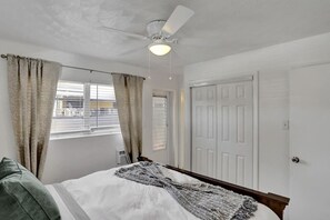 1 bedroom, desk, iron/ironing board, travel cot - Nomads Nest - Prime Location w Stylish Design (Fort Lauderdale)