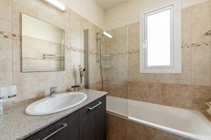 Bathtub, hair dryer, towels - Protaras Villa Dafni (Protaras)