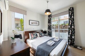 3 slaapkamers, een strijkplank/strijkijzer, gratis wifi, beddengoed