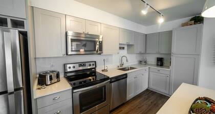 725- Big 2 bedroom/king beds/Corner Unit/ + parking
