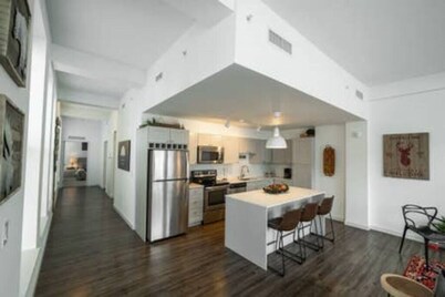 725- Big 2 bedroom/king beds/Corner Unit/ + parking