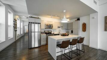 Refrigerador, microondas, horno y parrilla de estufa