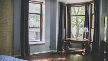 3 habitaciones, tabla de planchar con plancha, internet y ropa de cama