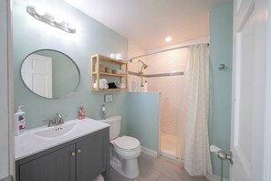Hair dryer, towels - 201/202- Sleep up to 14/Old World 3rd St/Fiserv Forum/ (Milwaukee)