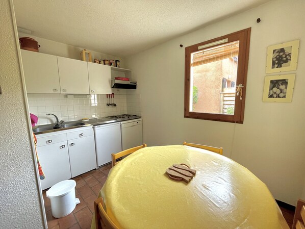 Køleskab, mikrobølgeovn, opvaskemaskine, kaffe-/temaskine