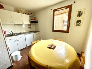 Kylskåp, mikrovågsugn, diskmaskin och kaffe- och tebryggare