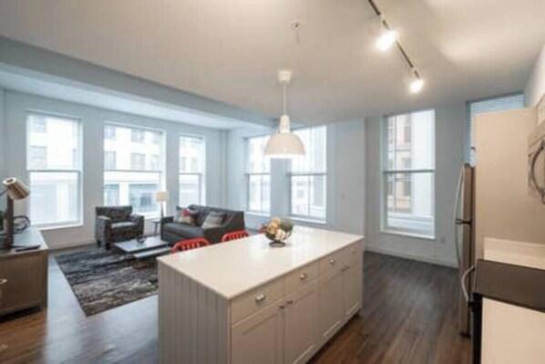 Interior - 325- Big Corner condo w/2 king bedrooms/Free parking (Milwaukee)