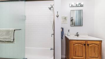 Suihkun ja ammeen yhdistelmä, hiustenkuivaaja, pyyhkeet, saippua