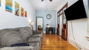 TV - 1157#2 / First floor, King bed, Free parking, (Dubuque)