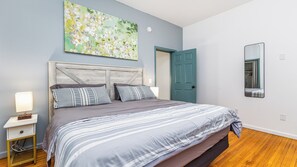 1 bedroom, iron/ironing board, travel crib, WiFi - 1157#2 / First floor, King bed, Free parking, (Dubuque)