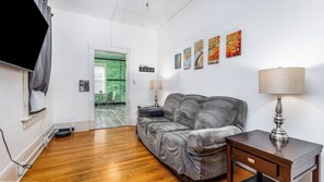 TV - 1157#2 / First floor, King bed, Free parking, (Dubuque)