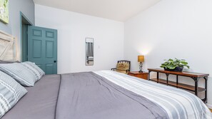 1 bedroom, iron/ironing board, travel crib, WiFi - 1157#2 / First floor, King bed, Free parking, (Dubuque)