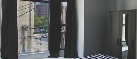 2 habitaciones, tabla de planchar con plancha, internet y ropa de cama