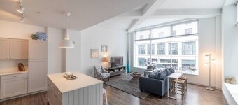 225- Huge 2 bedroom condo king beds-Free parking-extras