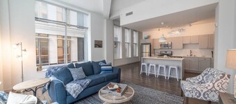 225- Huge 2 bedroom condo king beds-Free parking-extras