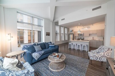 225- Huge 2 bedroom condo king beds-Free parking-extras