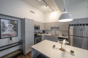 Fridge, microwave, oven, stovetop - 628- 2 Bedroom condo w/ king beds/Free parking/downtown (Milwaukee)