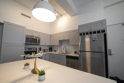 628- 2 Bedroom condo w/ king beds/Free parking/downtown