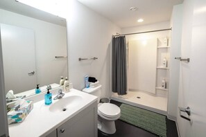Hair dryer, towels - 628- 2 Bedroom condo w/ king beds/Free parking/downtown (Milwaukee)