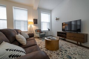 TV - 628- 2 Bedroom condo w/ king beds/Free parking/downtown (Milwaukee)