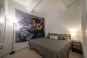 2 bedrooms, iron/ironing board, WiFi, bed sheets - 628- 2 Bedroom condo w/ king beds/Free parking/downtown (Milwaukee)