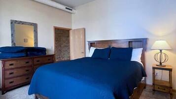 2 habitaciones, tabla de planchar con plancha, wifi y ropa de cama