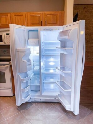 冷蔵庫、電子レンジ、オーブン、コンロ