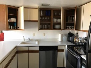Fridge, microwave, oven, stovetop - 301- Condo for 10 by Old World 3rd St/Fiserv Forum (Milwaukee)