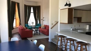 En moderne lejlighed med stue, spiseområde og køkken.