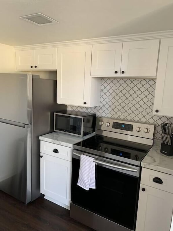 Refrigerador, microondas, horno y parrilla de estufa