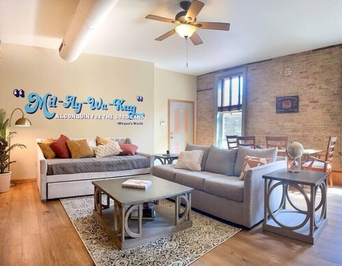 Unit C- New Big 2 King Bedroom Condo by FiservForum/3rd St