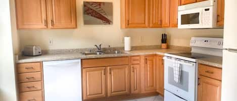 Frigorifero, microonde, forno, piano cottura