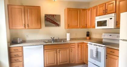 Unit C- New Big 2 King Bedroom Condo by FiservForum/3rd St