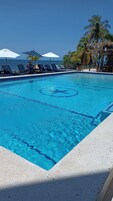 Una piscina al aire libre (de 09:00 a 21:00), tumbonas