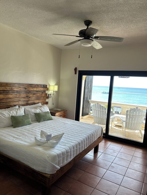 Quarto clássico, 1 cama King | 1 quarto, roupas de cama premium, camas com colchões pillow-top