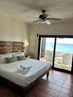 Habitación clásica, 1 cama de matrimonio grande | Ropa de cama de alta calidad, colchones con acolchado adicional, minibar