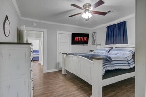 3 Schlafzimmer, Schreibtisch, Bügeleisen/Bügelbrett, WLAN