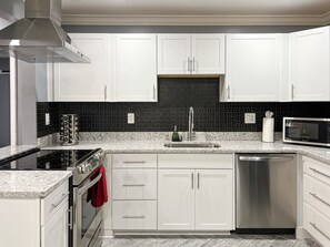 Een koelkast, een microgolfoven, een oven, een kookplaat