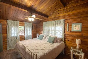 2 makuuhuonetta, silitysrauta/-lauta, ilmainen Wi-Fi, vuodevaatteet