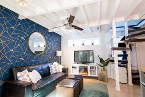 Smart-tv, pejs, dvd-afspiller, bøger