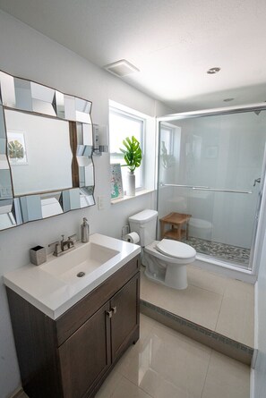 Bruser, hårtørrer, håndklæder, Sæbe