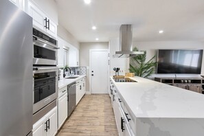 Refrigerador, microondas, horno y parrilla de estufa 