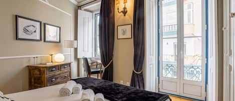 2 quartos, escrivaninha, ferros/tábuas de passar roupa